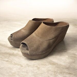 Chocolat Blu suede Elegant Tan Women's Wedge Mules size 7.5